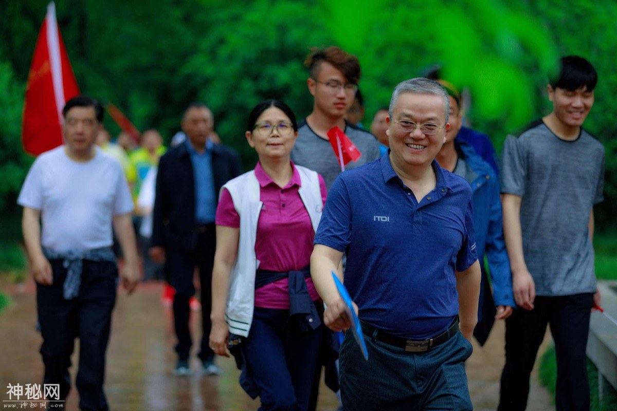 图虫人文摄影：职工健步走-3.jpg