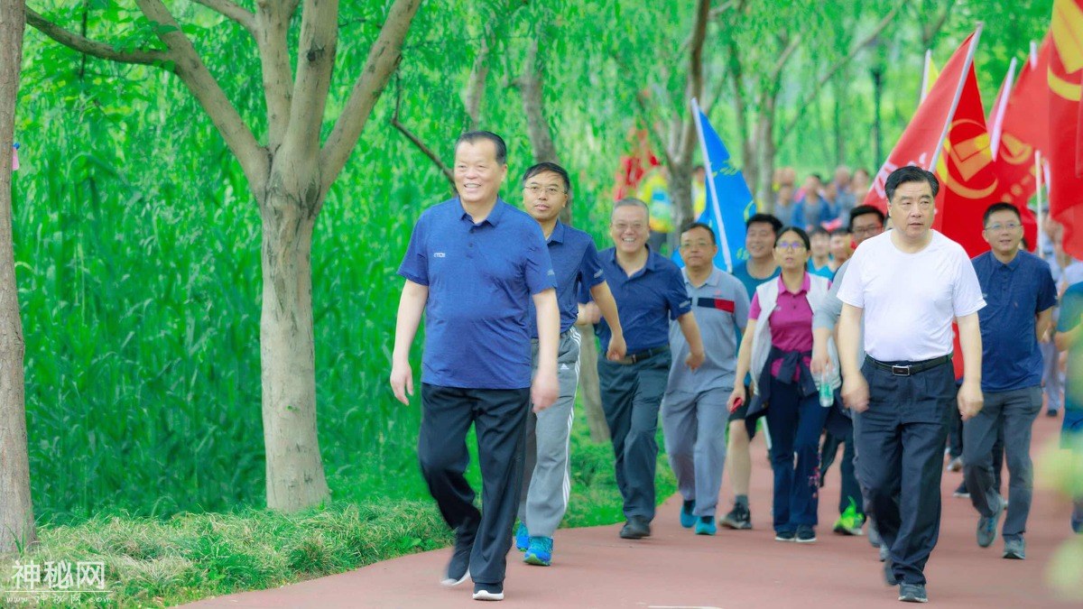 图虫人文摄影：职工健步走-1.jpg