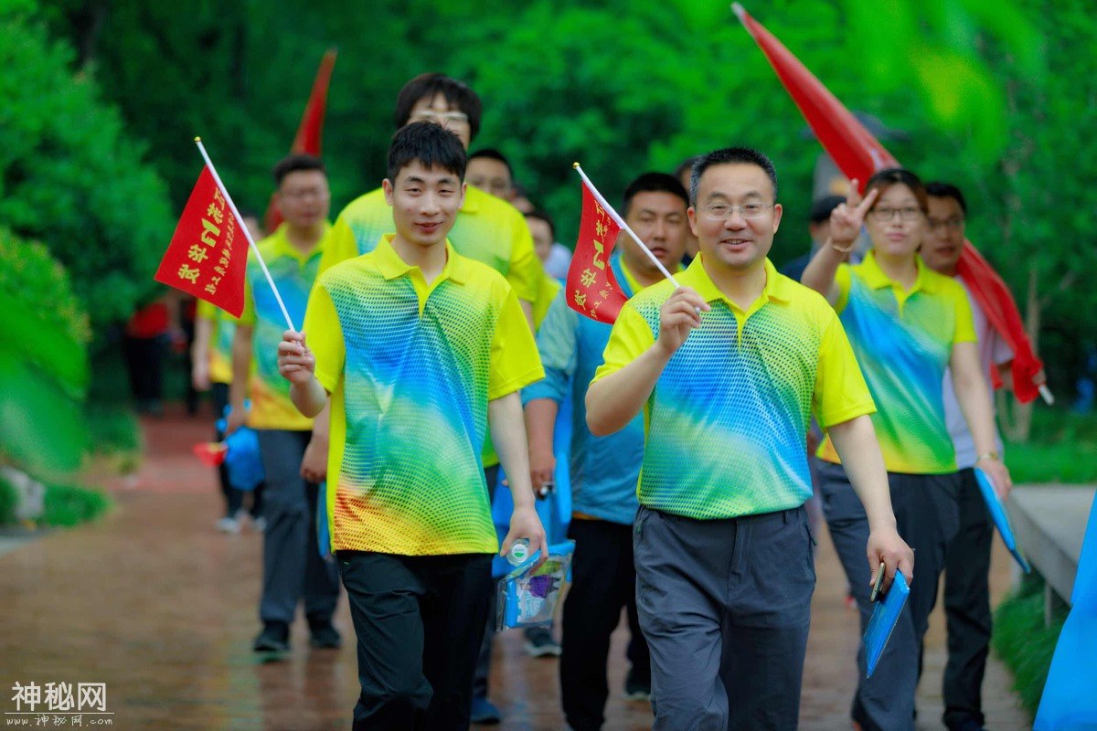 图虫人文摄影：职工健步走-11.jpg