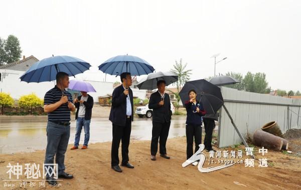 张英杰韩军等榆社县领导深入云竹湖旅游开发区就民俗小镇项目现场办公-2.jpg