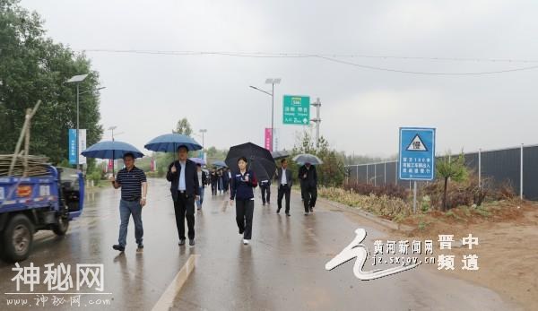 张英杰韩军等榆社县领导深入云竹湖旅游开发区就民俗小镇项目现场办公-4.jpg