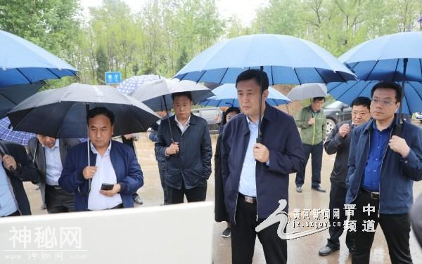 张英杰韩军等榆社县领导深入云竹湖旅游开发区就民俗小镇项目现场办公-5.jpg