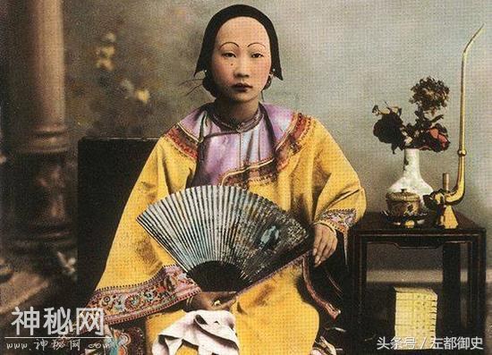 清代时寡妇改嫁有很多风俗，有一种最离谱，晚上必须抱着大树睡觉-4.jpg