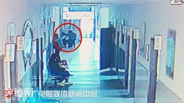 96岁奶奶怎么都爬不上23级台阶，路过医生一个“公主抱”暖哭！-6.jpg