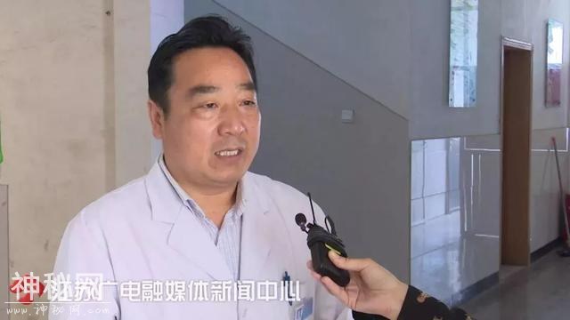 96岁奶奶怎么都爬不上23级台阶，路过医生一个“公主抱”暖哭！-3.jpg
