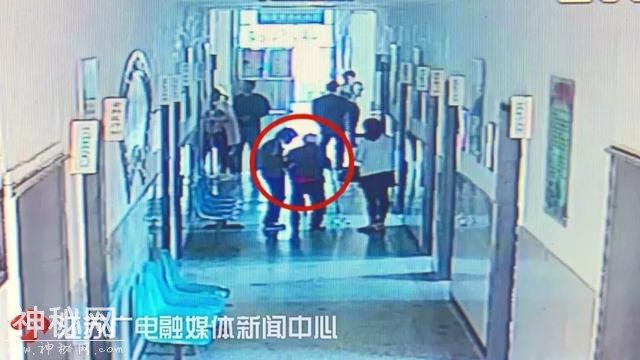 96岁奶奶怎么都爬不上23级台阶，路过医生一个“公主抱”暖哭！-4.jpg