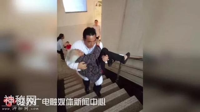 96岁奶奶怎么都爬不上23级台阶，路过医生一个“公主抱”暖哭！-1.jpg