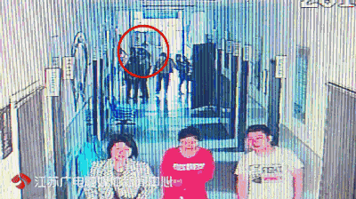96岁奶奶怎么都爬不上23级台阶，路过医生一个“公主抱”暖哭！-7.jpg