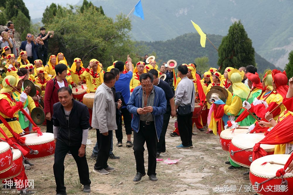 山西：古民俗带有神奇色彩 青龙山上跳崖救母 故事多-3.jpg