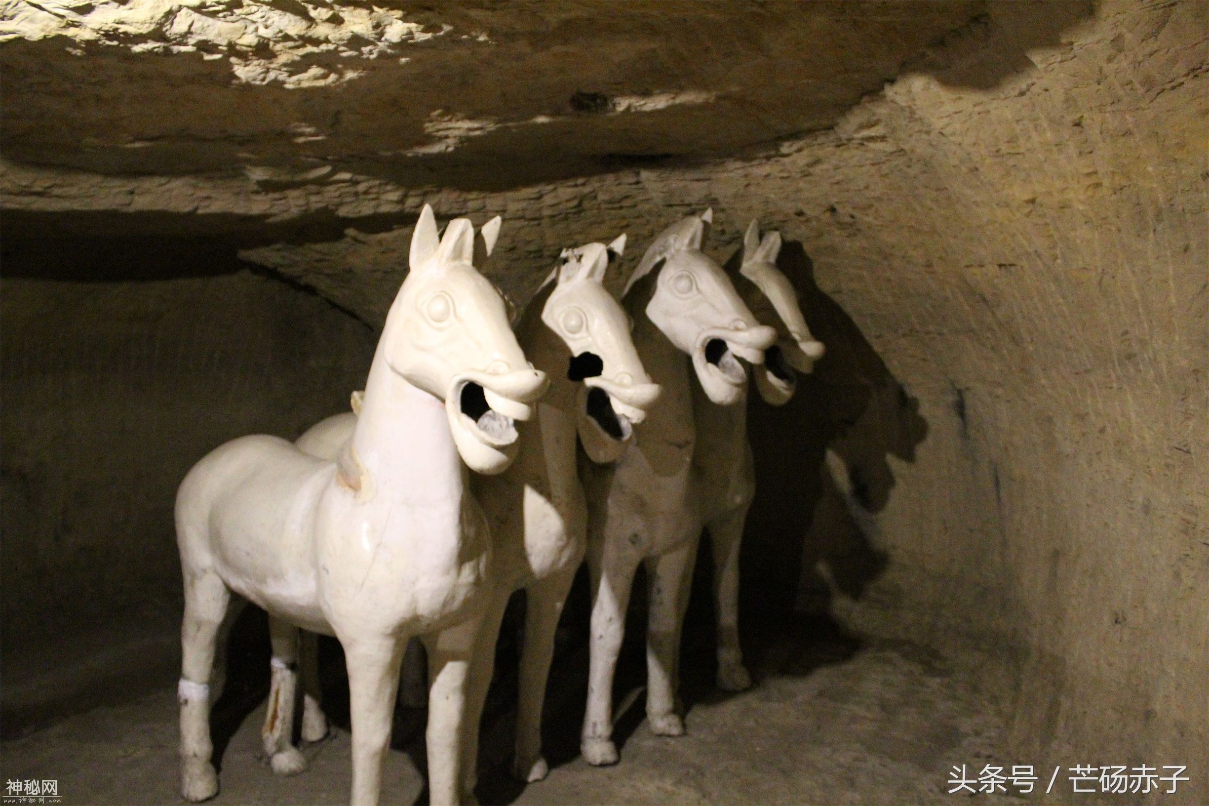 古墓内的兵马俑-2.jpg