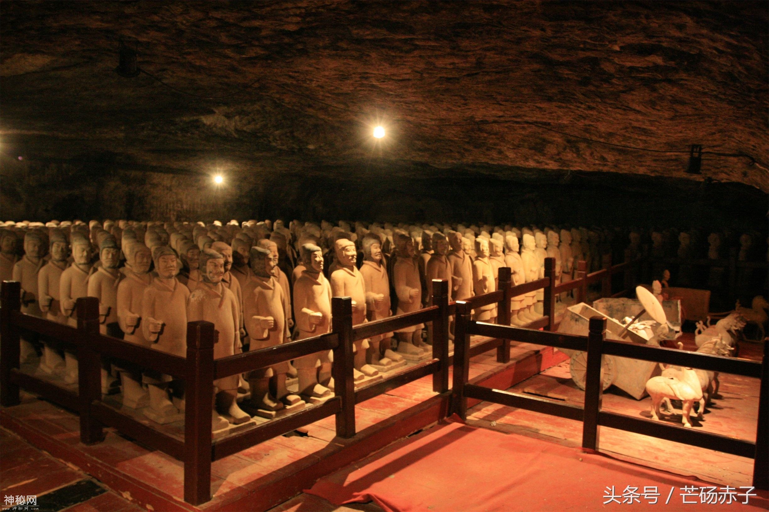 古墓内的兵马俑-3.jpg