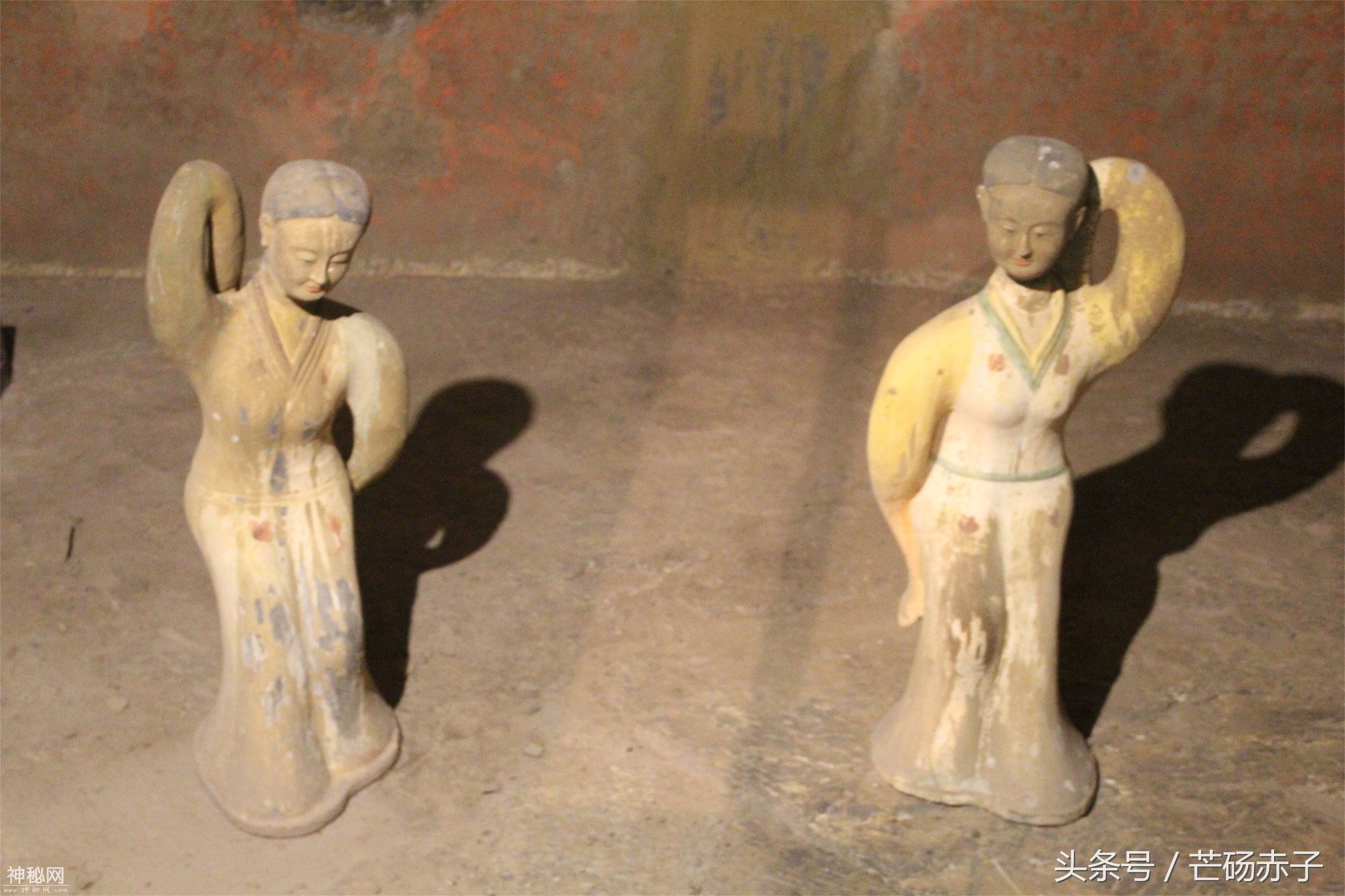 古墓内的兵马俑-4.jpg