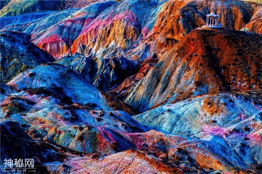 乌苏泥火山群：色彩“堆积”的神奇地质世界-3.jpg