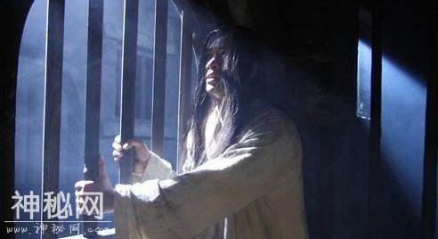 御史得知死犯才华横溢，出一上联，死犯马上对出，御史大惊：免死-3.jpg