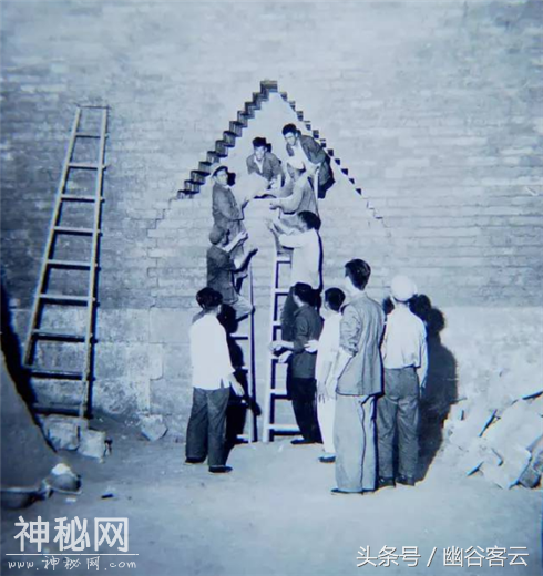 考古定陵开墓照：郭沫若参观面带微笑，参与挖掘人员大多死于非命-2.jpg