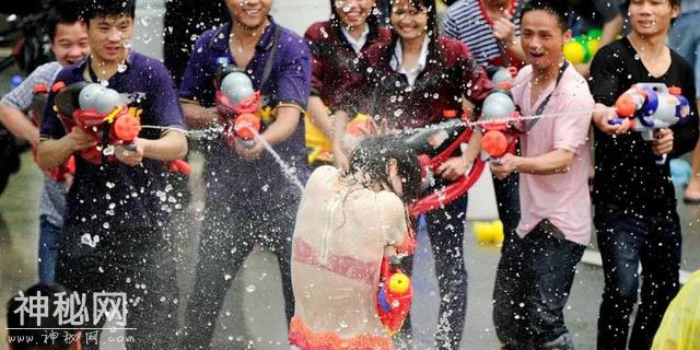 东莞上演“卖身节” 获得游客热捧-2.jpg