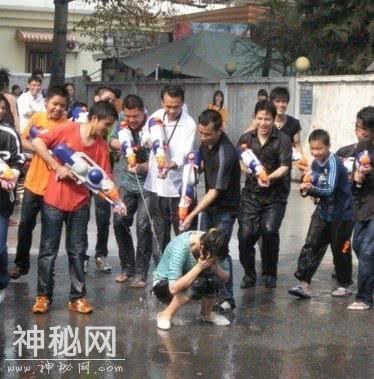 东莞上演“卖身节” 获得游客热捧-4.jpg