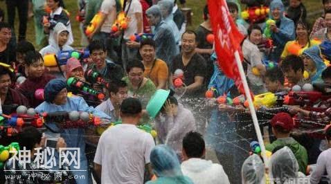 东莞上演“卖身节” 获得游客热捧-3.jpg