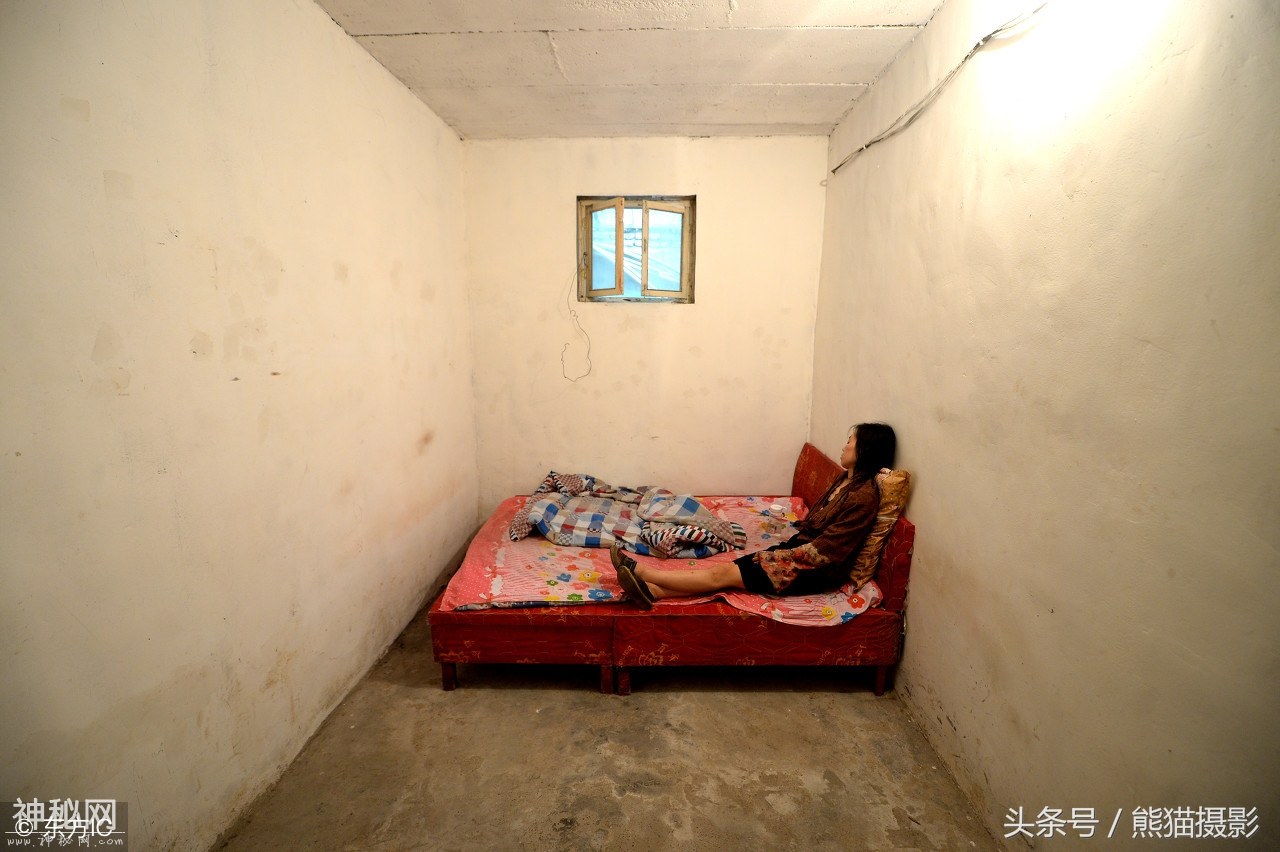 35岁女子得怪病18年，6旬母亲无奈关笼子里，怕伤人送饭不敢靠近-8.jpg