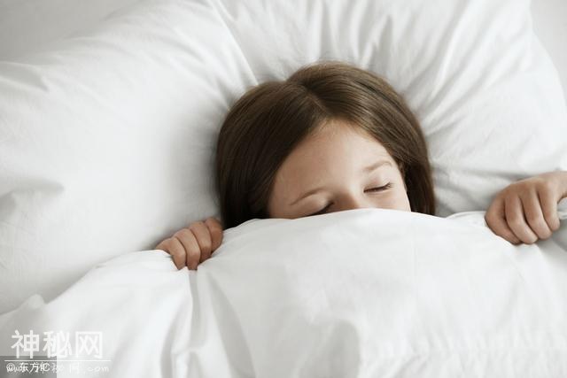 一个8岁小女孩，总是吃着饭就突然睡着！医生：她患上了“怪病”-1.jpg