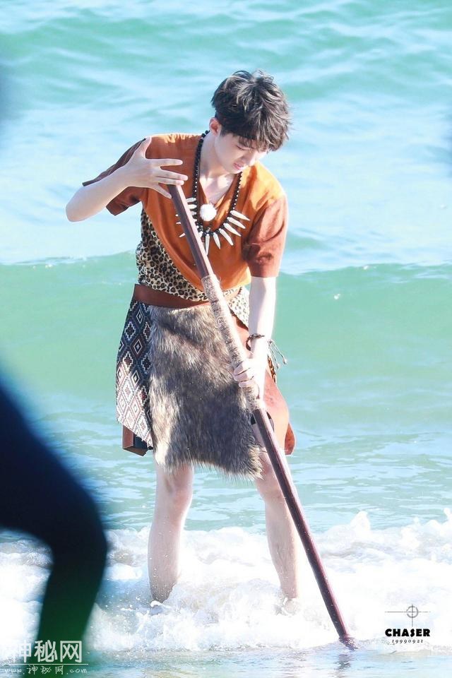 「TFBOYS」「新闻」180529 王俊凯“野人”新造型 海滩抓鱼很欢快-3.jpg