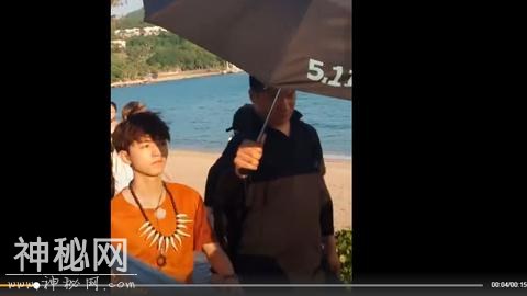「TFBOYS」「新闻」180529 王俊凯“野人”新造型 海滩抓鱼很欢快-1.jpg