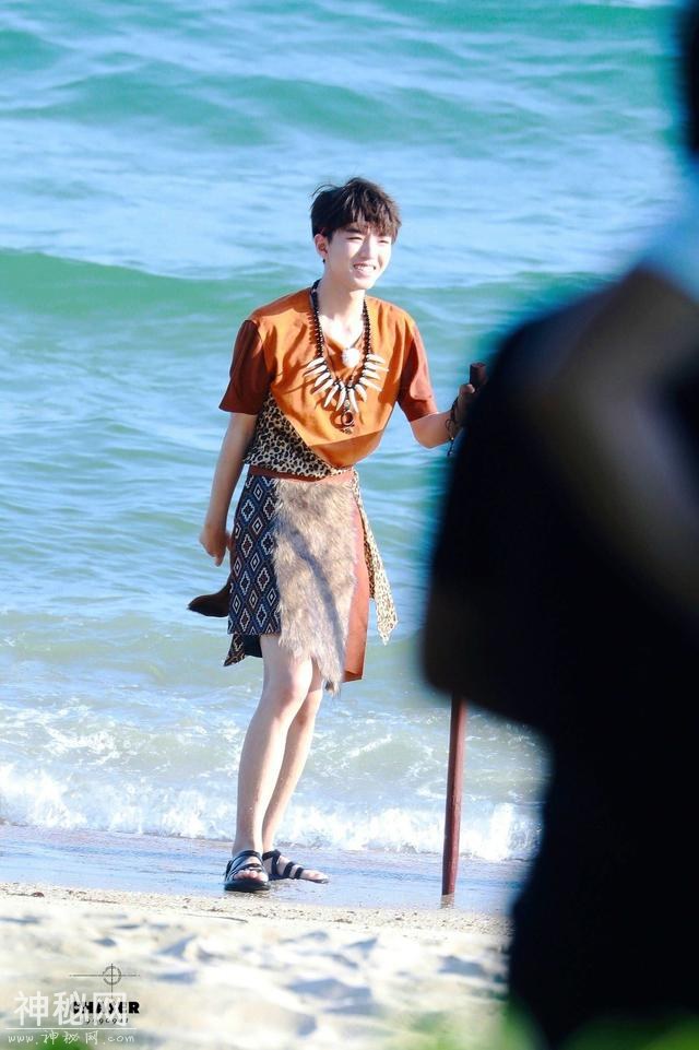 「TFBOYS」「新闻」180529 王俊凯“野人”新造型 海滩抓鱼很欢快-5.jpg