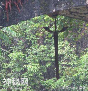很多古桥下都挂着一把古剑，被鉴定为文物，却没人敢去偷 为什么-7.jpg