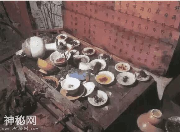 古墓被打开，墓室竟摆着一桌饭菜，盘里的栗子还油亮发光-1.jpg