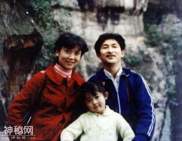 张杰父亲节晒与爸爸、岳父同框照，还分享了双胞胎女儿的小脚丫！-2.jpg