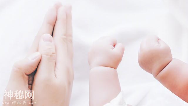 张杰父亲节晒与爸爸、岳父同框照，还分享了双胞胎女儿的小脚丫！-6.jpg