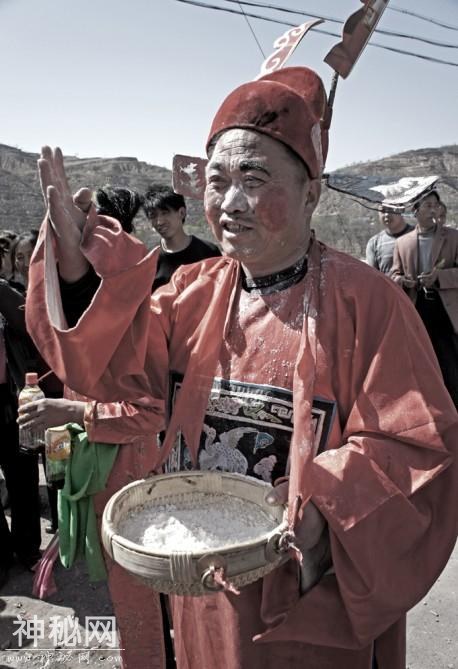 儿子结婚，公公抱儿媳进洞房，你知道为什么有这风俗吗？-1.jpg