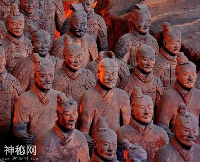 考古人员挖开一秦墓，发现18本失传古籍，文物专家：改写了秦史-1.jpg