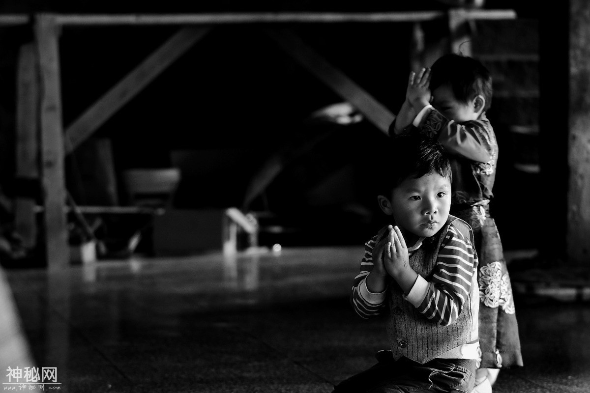 图虫人文摄影：拜佛的小孩-2.jpg