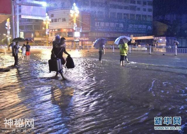 暴雨中，这些感人瞬间，温暖每一个人……-2.jpg
