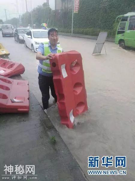暴雨中，这些感人瞬间，温暖每一个人……-13.jpg