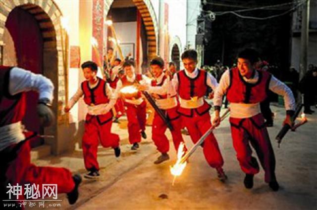 你老家最不能接受的风俗习惯是什么？新婚4个月后才能换床上用品-2.jpg