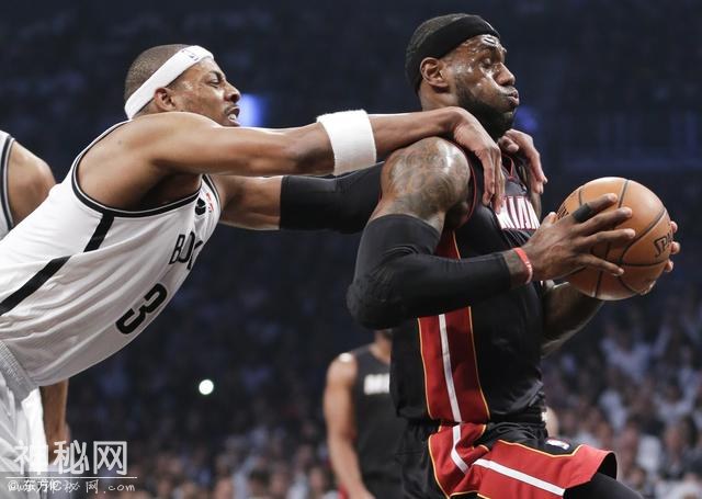 NBA现役10大巨星成名绝技下篇！哈登诡异莫测，库里三分不讲理-5.jpg