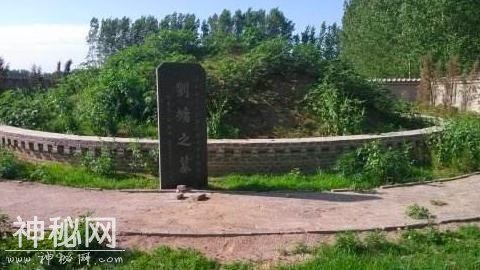 考古专家挖开了刘罗锅的墓地，掀开棺材后大惊失色：野史不可信啊-4.jpg