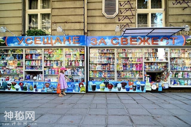 最奇特的地下超市：为省租金，只在地面上开1个窗，顾客蹲下交易-4.jpg