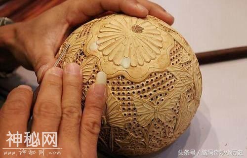 传承千年的“天南贡品”，椰壳上的时光雕刻，画风浓郁却栩栩如生-4.jpg