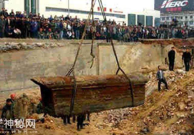 考古专家带人挖墓，挖至一半专家大喊：停下，这是我家祖坟！-3.jpg
