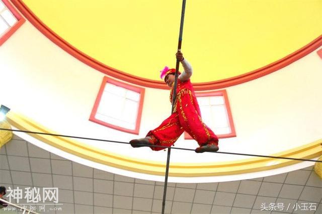 新疆民俗：表演达瓦孜的新疆小艺人-4.jpg