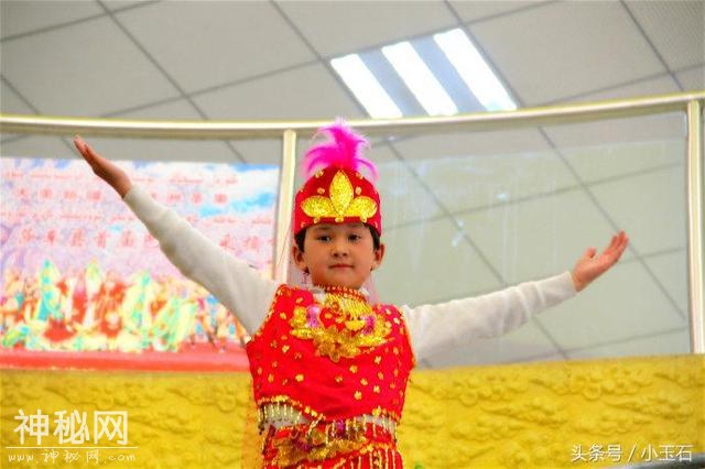 新疆民俗：表演达瓦孜的新疆小艺人-11.jpg