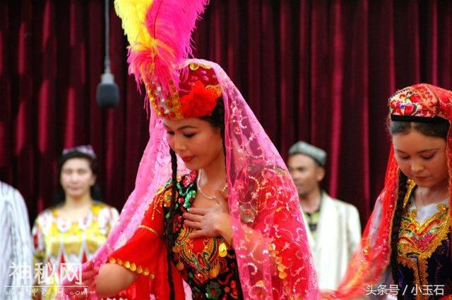 新疆民俗：表演达瓦孜的新疆小艺人-16.jpg