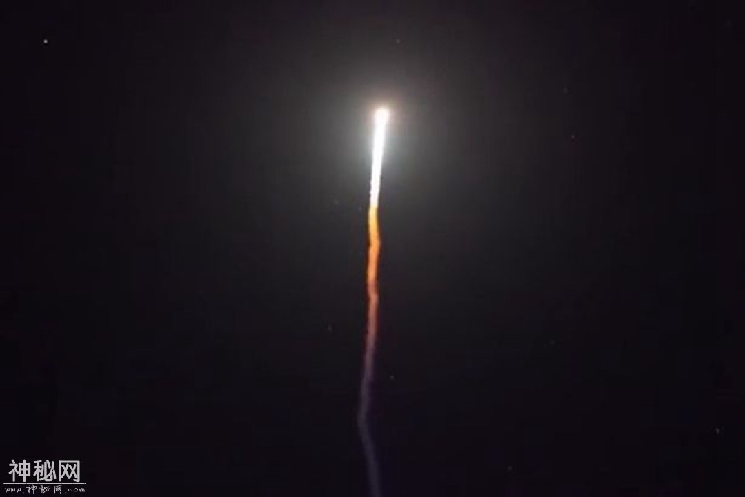日本火箭发射升空 边上突然出现不明飞行物-1.jpg