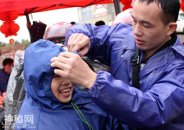 他们为了省下几百元钱给亲人，开启了无奈的春运归家之旅-8.jpg