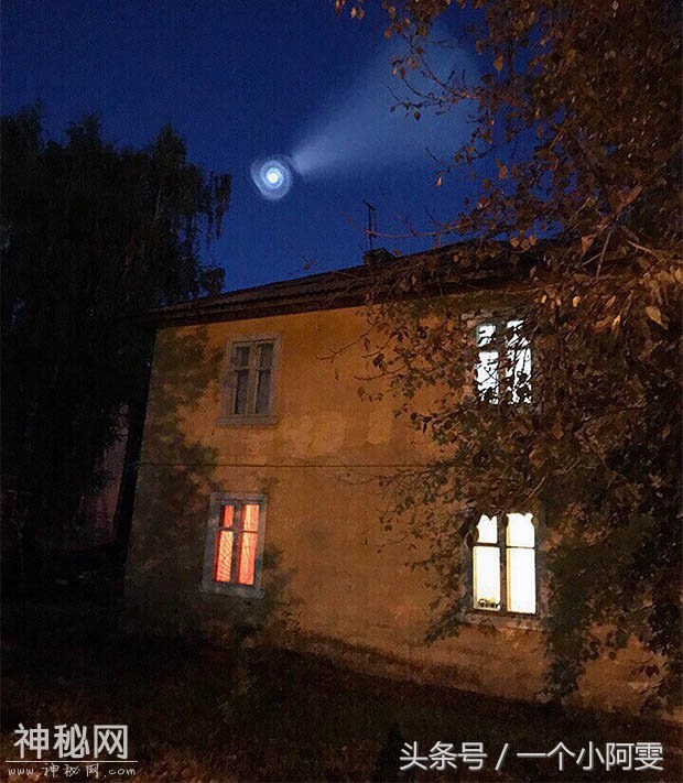 俄罗斯夜空现不明飞行物-3.jpg