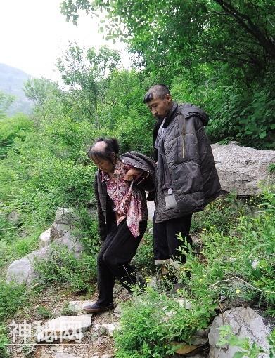 一男一女在大山变成了“野人”，二十年后无法回归人类生活-1.jpg