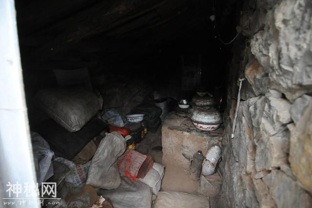 一男一女在大山变成了“野人”，二十年后无法回归人类生活-4.jpg